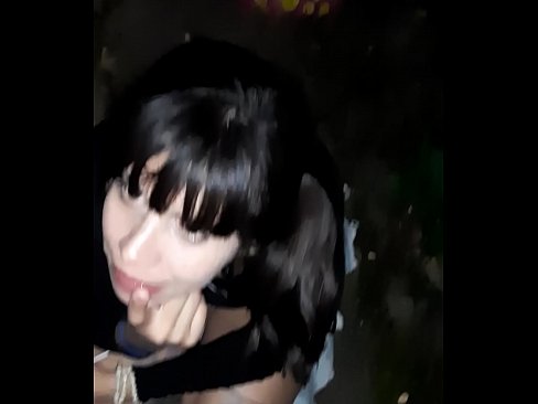 ❤️ 거리에서 사탕과 교환으로 부어오른 페니스 ☑ 섹스 비디오 우리